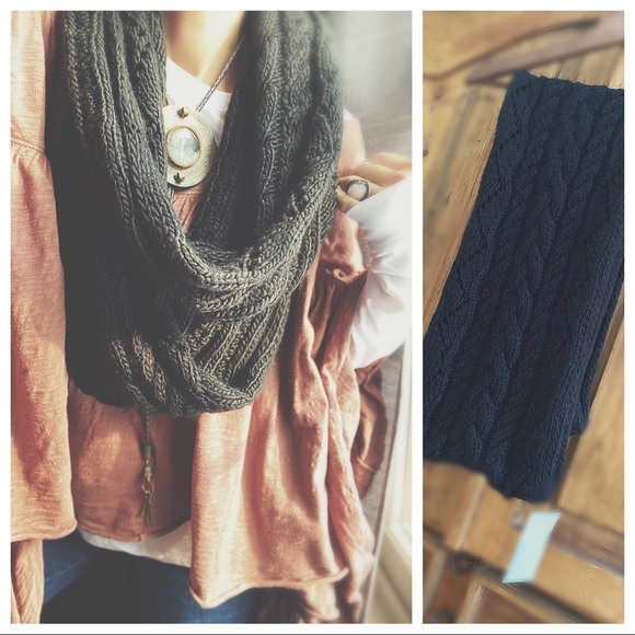 Cable Knit Circle Scarf - Picture 3 of 16